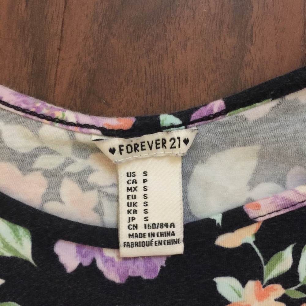 Floral forever 21 crop top - Picture 2 of 3